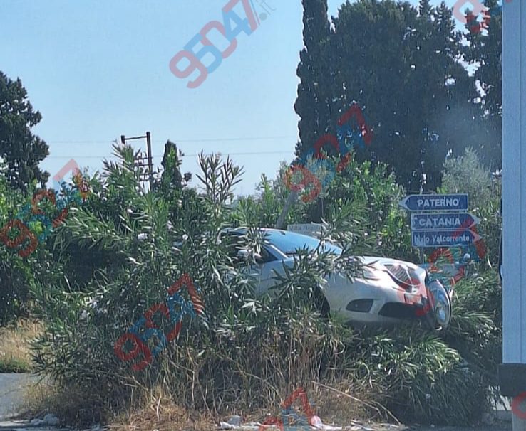 Belpasso, auto perde il controllo e finisce contro la struttura che delimita l’incrocio: tre giovani illesi, nessun ferito grave