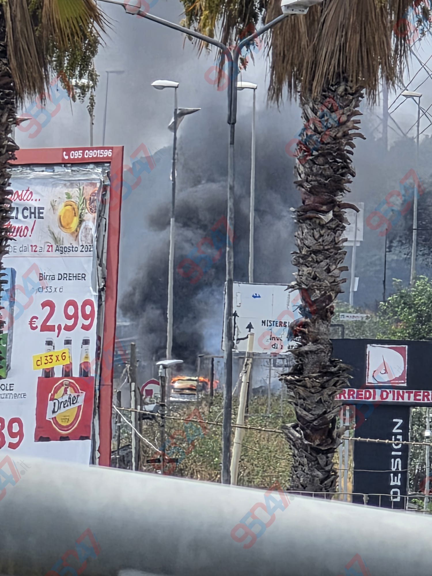 Paura sulla Statale 121 a Misterbianco, auto prende fuoco: conducente salvo