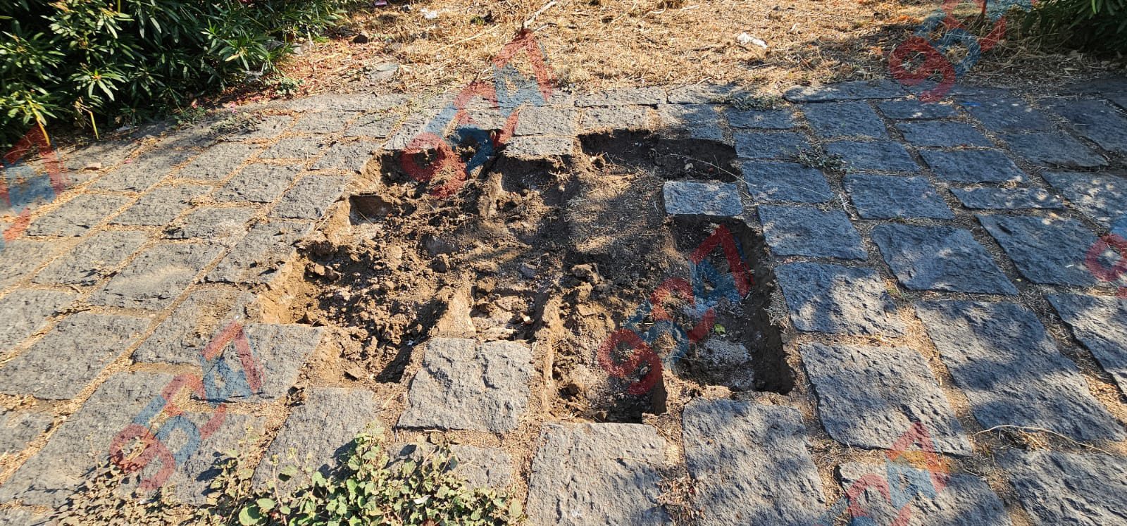 Paternò – Furti di pietra lavica davanti San Francesco alla Collina: “Ogni giorno sparisce un pezzo”