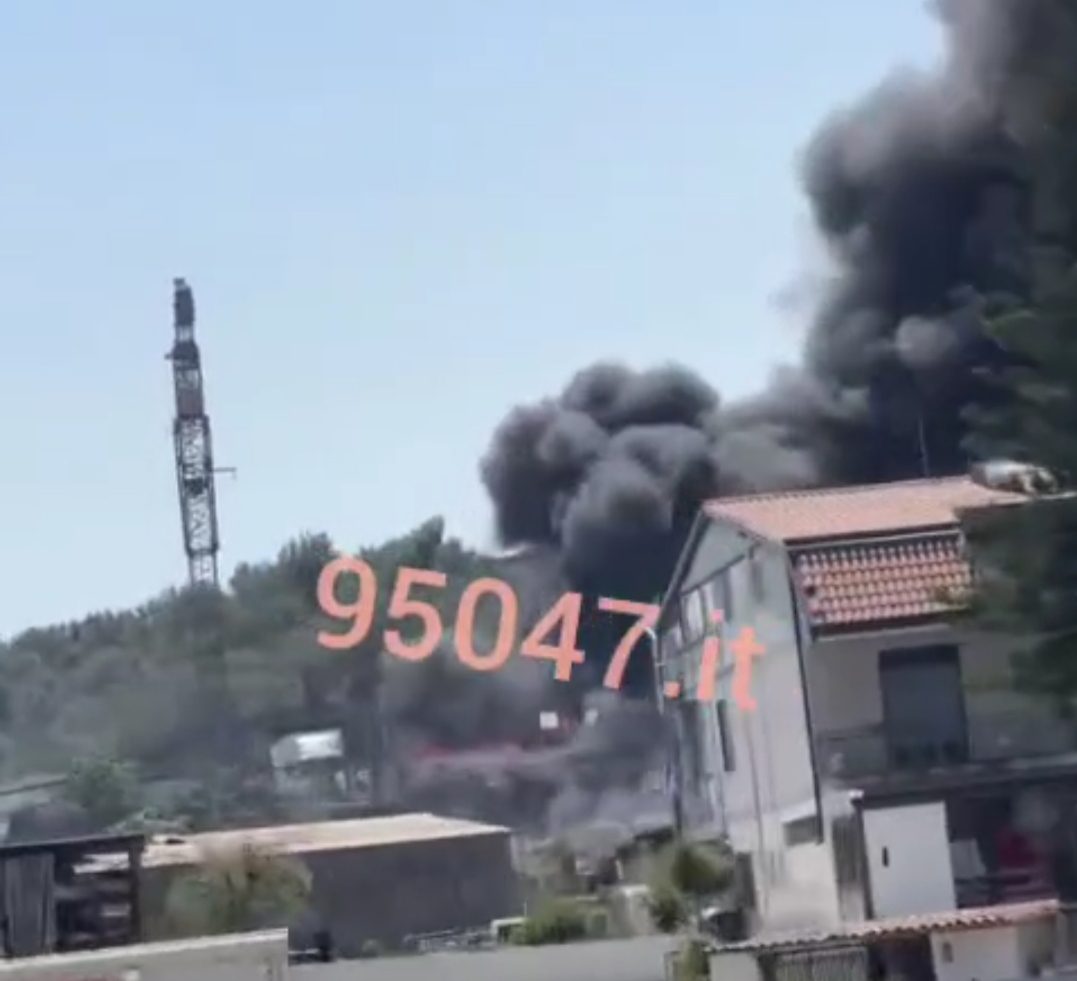 INCENDIO NEI PRESSI DELLA SUPERSTRADA 121 A PIANO TAVOLA: COINVOLTO CAPANNONE, ALTE FIAMME E FUMO VISIBILE A CHILOMETRI