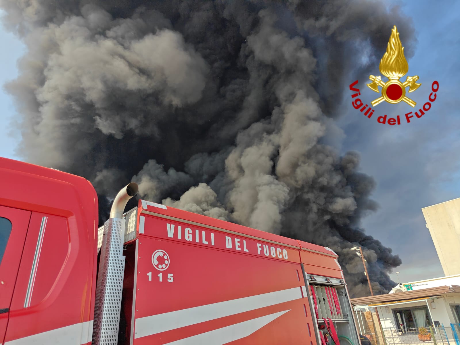 VASTO INCENDIO IN UN CAPANNONE NELLA ZONA INDUSTRIALE DI CATANIA, NUBE VISIBILE A CHILOMETRI DI DISTANZA