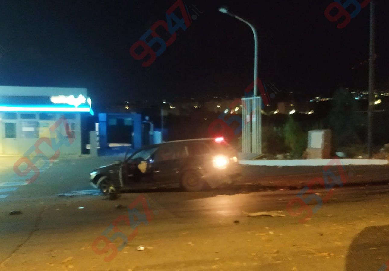 Alba di paura a Paternò: inseguimento della Polizia, auto vola sulla rotatoria e si distrugge. Due fermati, tre in fuga