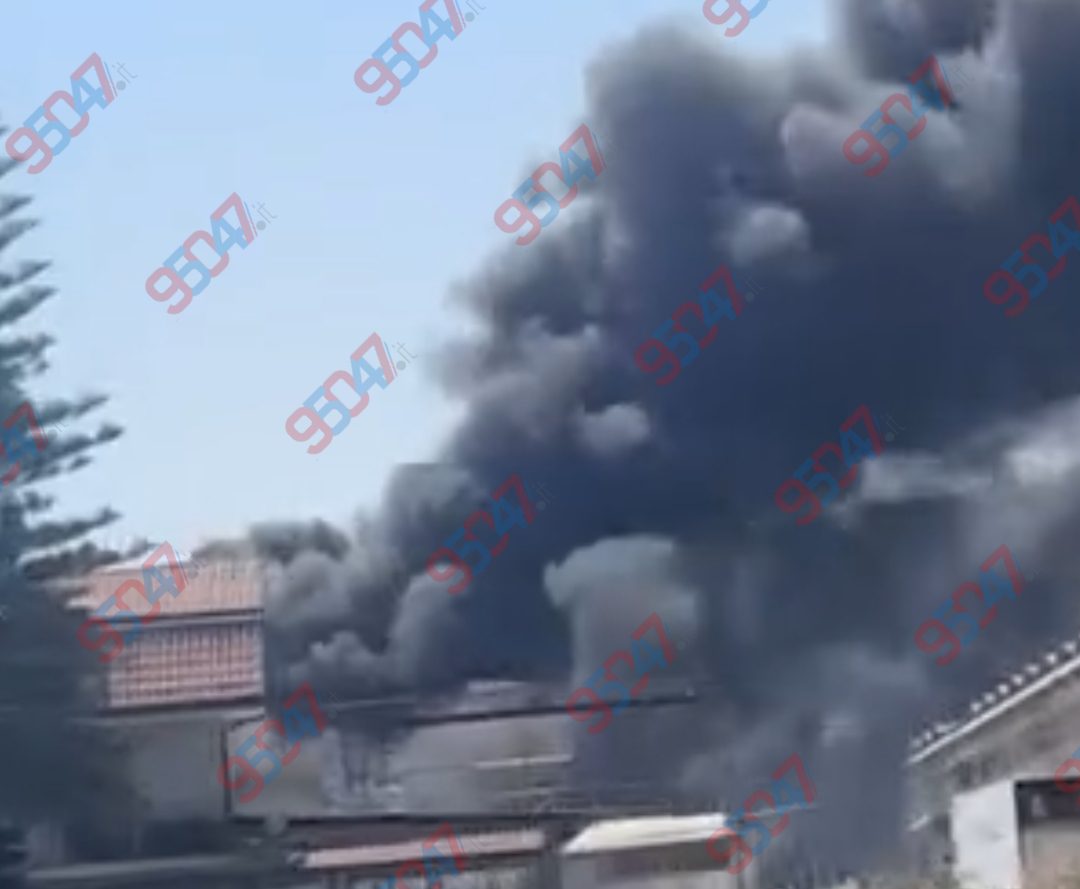 INCENDIO NEI PRESSI DELLA SUPERSTRADA 121 A PIANO TAVOLA: COINVOLTO CAPANNONE, ALTE FIAMME E FUMO VISIBILE A CHILOMETRI