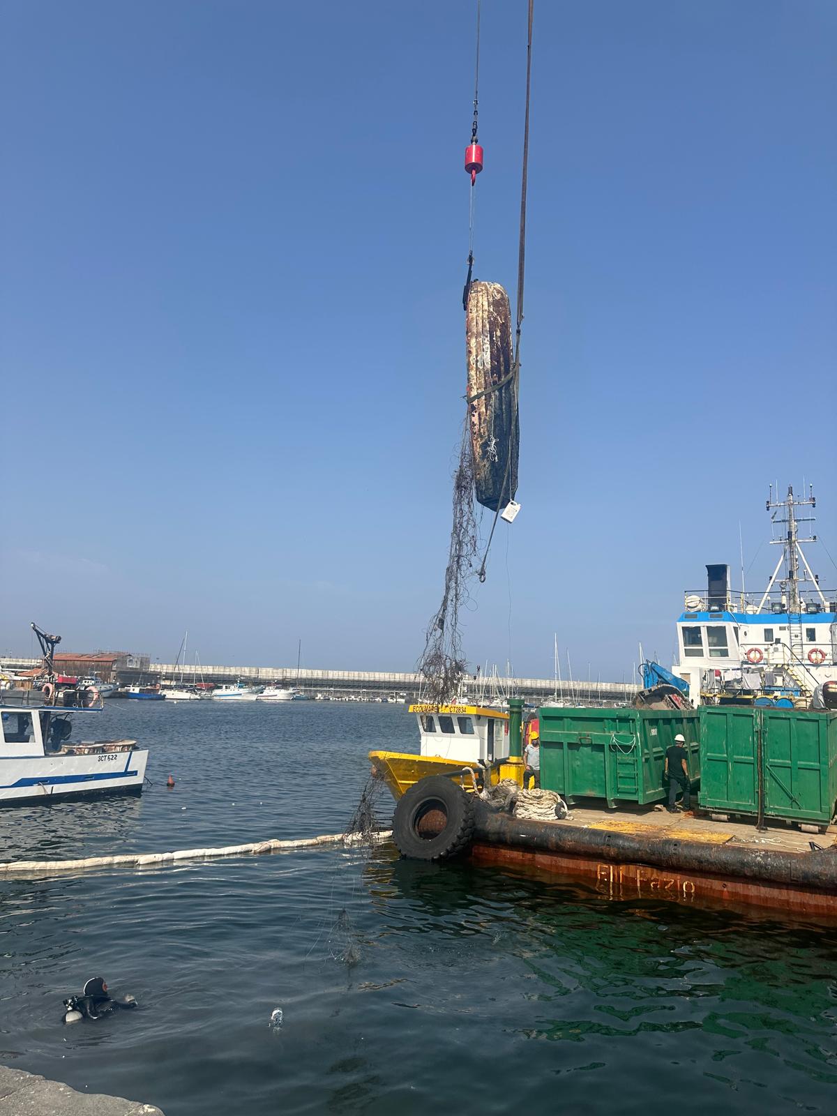 Via i relitti dai fondali catanesi: al porto la rimozione delle imbarcazioni affondate