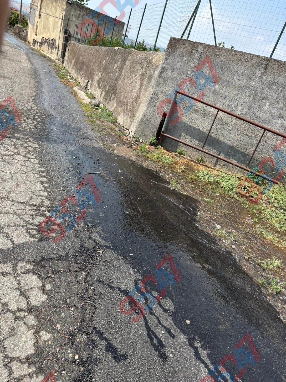 Paternò, segnalata copiosa fuoriuscita d’acqua in contrada Cala Cala