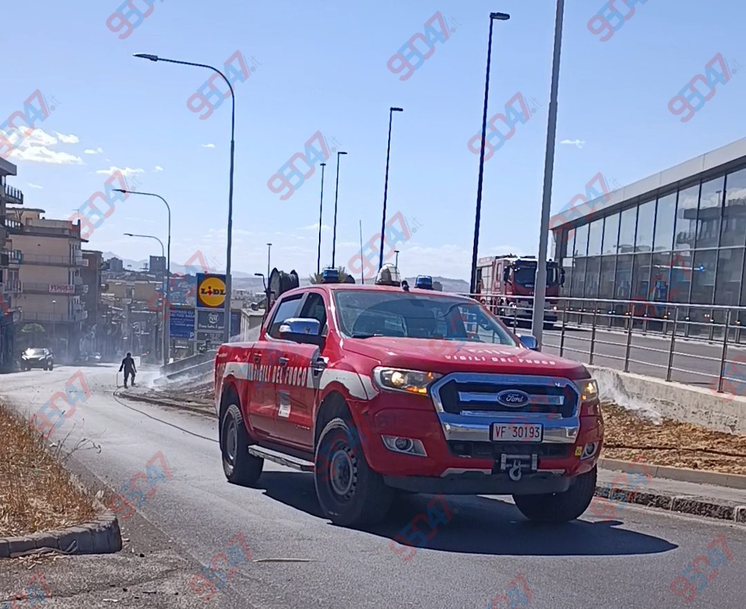 Giornata di fuoco nel comprensorio: vasto rogo tra Belpasso e Paternò e incendio a Paternò in via Vittorio Emanuele