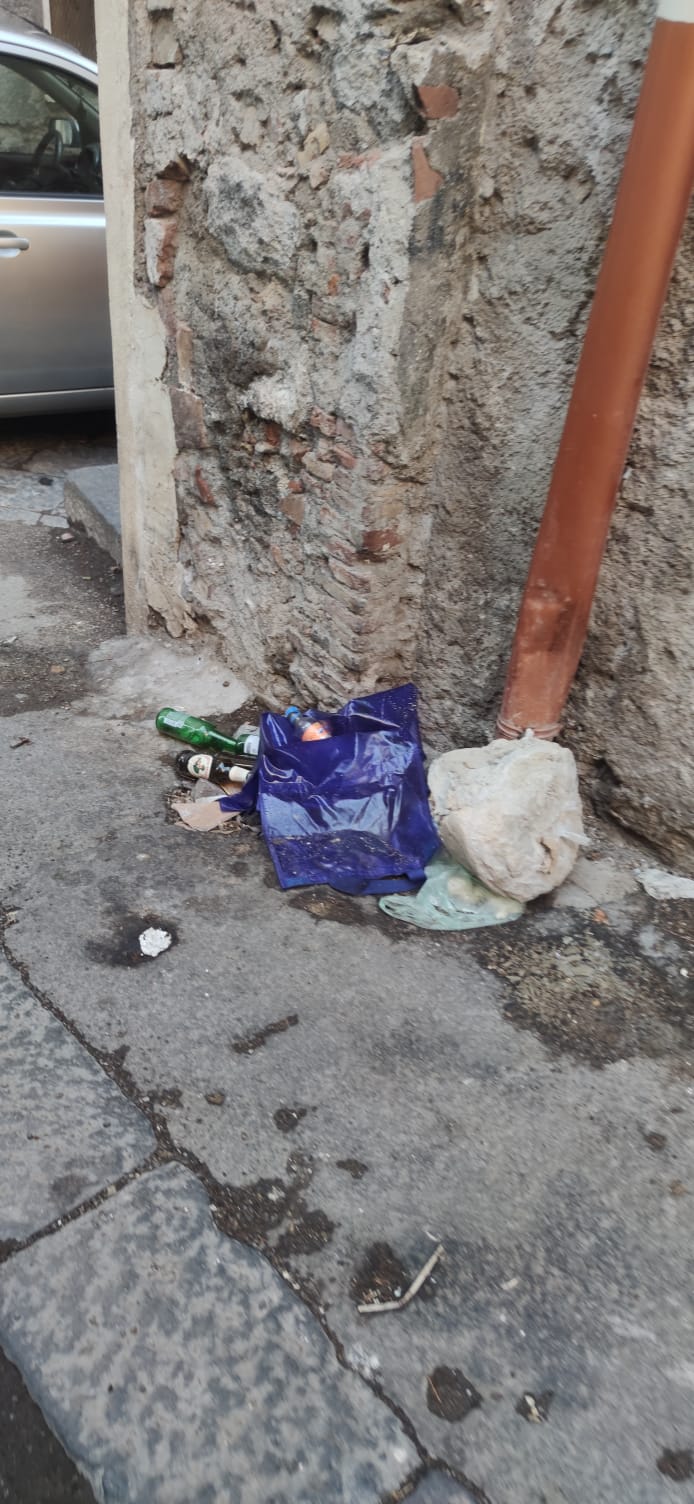 Degrado a Paternò, via Prevosto Pulvirenti e zone vicine: operatori ecologici al lavoro ogni mattina, ma il degrado ritorna per colpa degli incivili