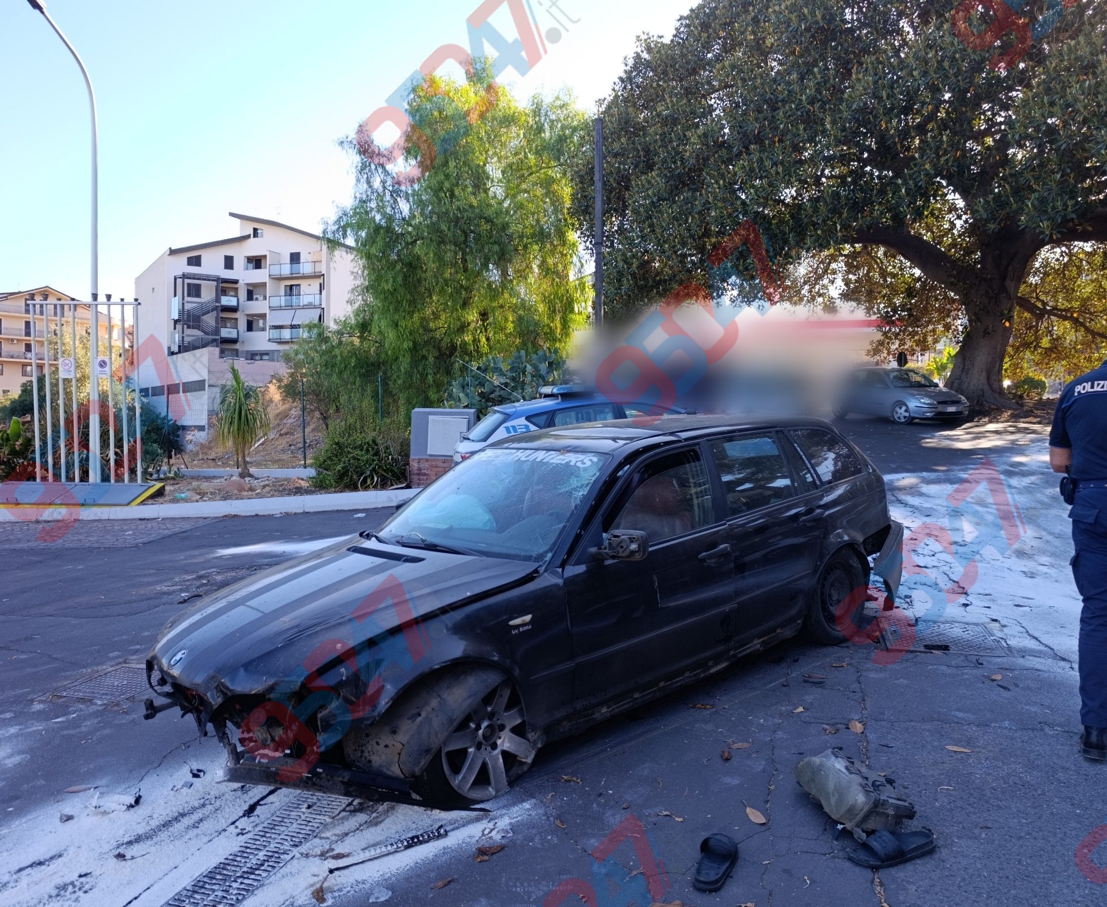 Inseguimento dalla SS 121 terminato a Paternò: auto rubata finisce contro un’aiuola in via Vittorio Emanuele