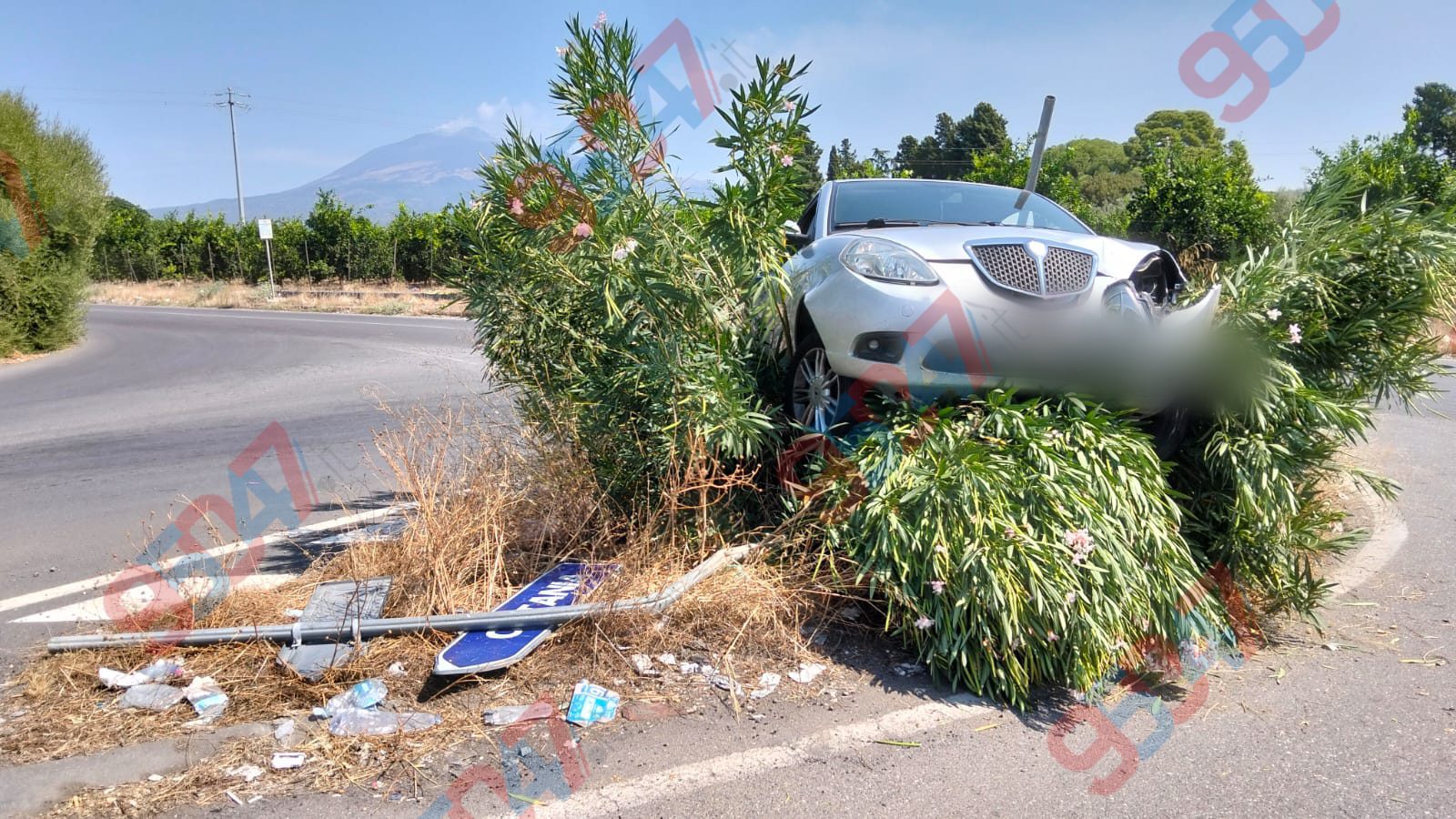 Belpasso, auto perde il controllo e finisce contro la struttura che delimita l’incrocio: tre giovani illesi, nessun ferito grave