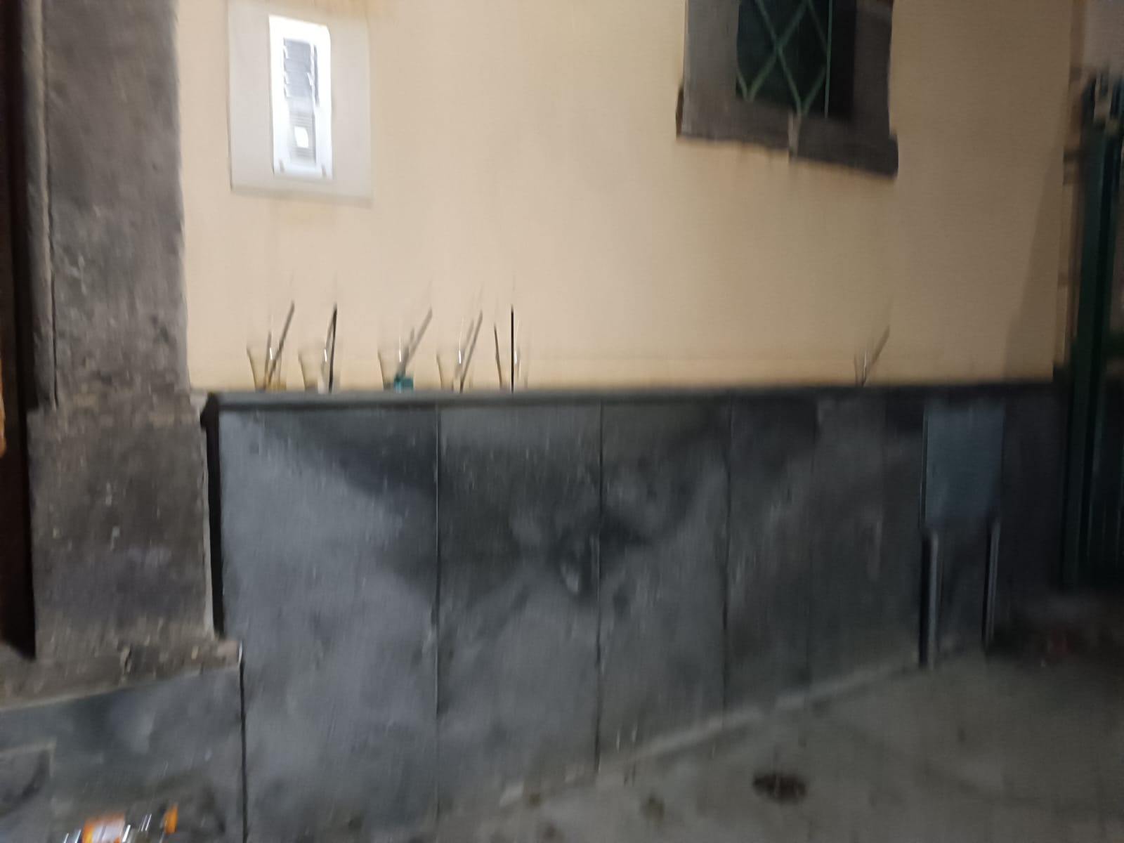 SEGNALAZIONE DEI NOSTRI UTENTI – PATERNÒ, DEGRADO E INCIVILTÀ SUL SAGRATO DEL CONVENTO DEI FRATI CAPPUCCINI: “DOV’È IL SENSO CIVICO?”