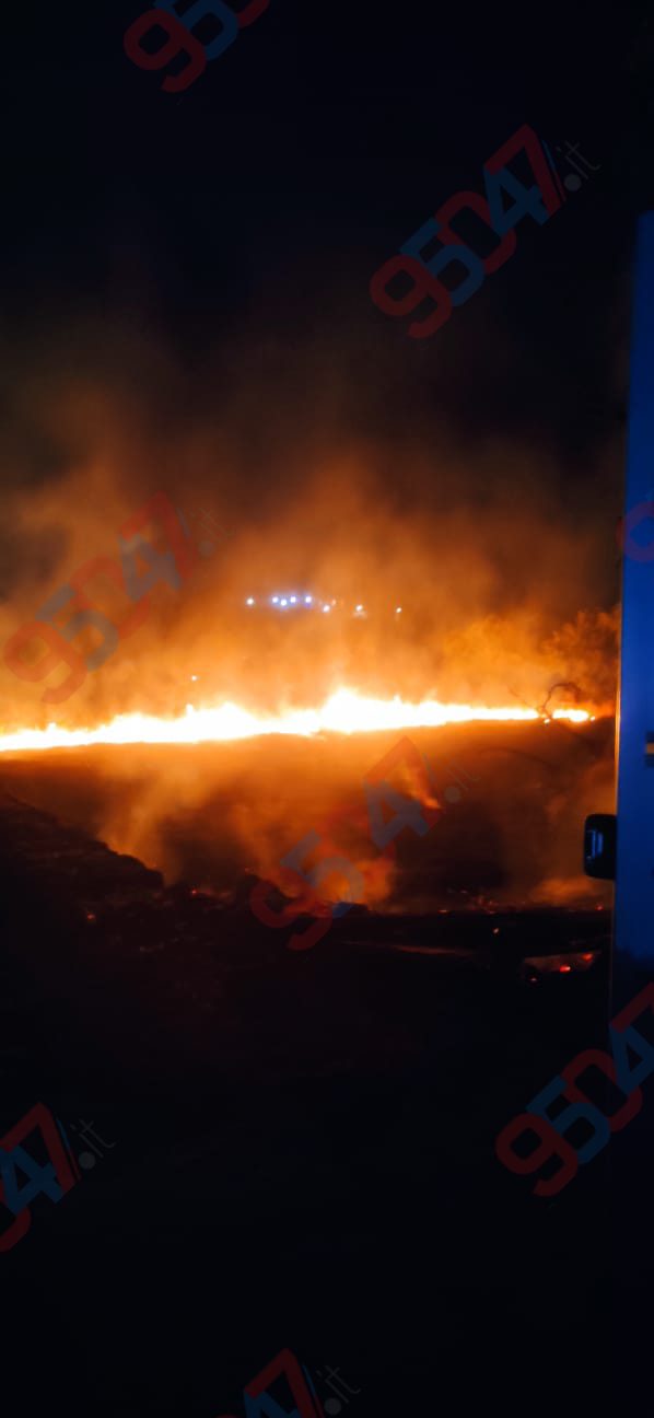 PATERNO', INCENDIO DI STERPAGLIE IN VIA ARTI E MESTIERI: LA MISERICORDIA LANCIA L’ALLARME