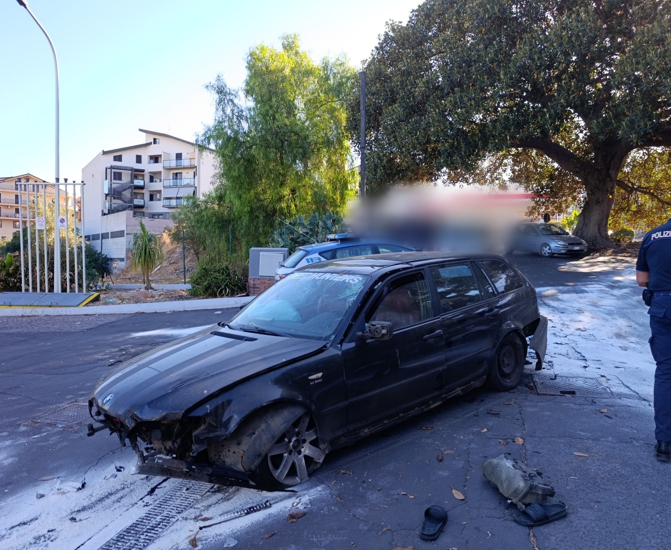Inseguimento dalla SS 121 terminato a Paternò: auto rubata finisce contro un’aiuola in via Vittorio Emanuele