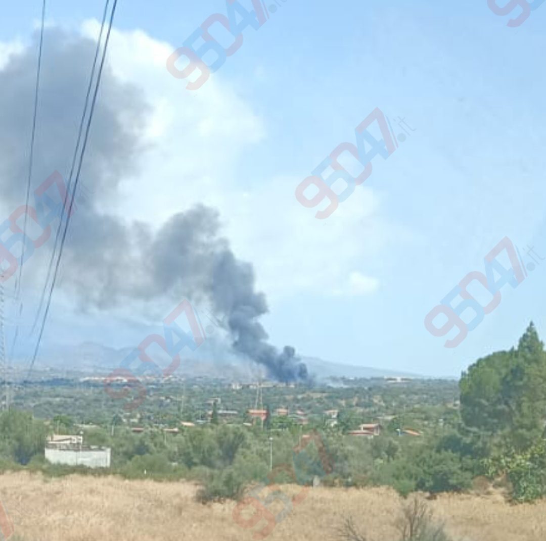 CAMPOROTONDO ETNEO, FIAMME NEI PRESSI DEL VILLAGGIO SANT’ANTONIO ABATE: CASE EVACUATE, IN AZIONE VIGILI DEL FUOCO E PROTEZIONE CIVILE