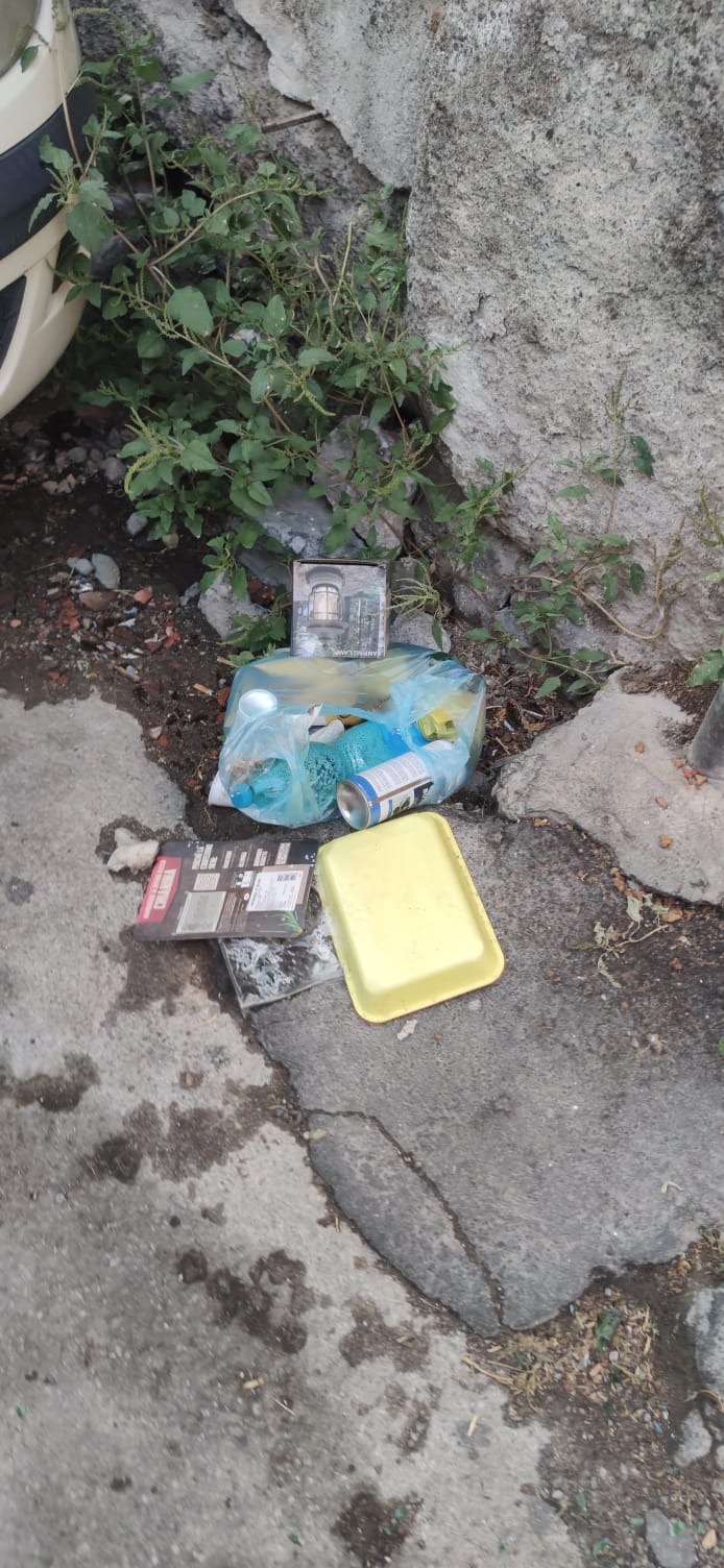 Degrado a Paternò, via Prevosto Pulvirenti e zone vicine: operatori ecologici al lavoro ogni mattina, ma il degrado ritorna per colpa degli incivili