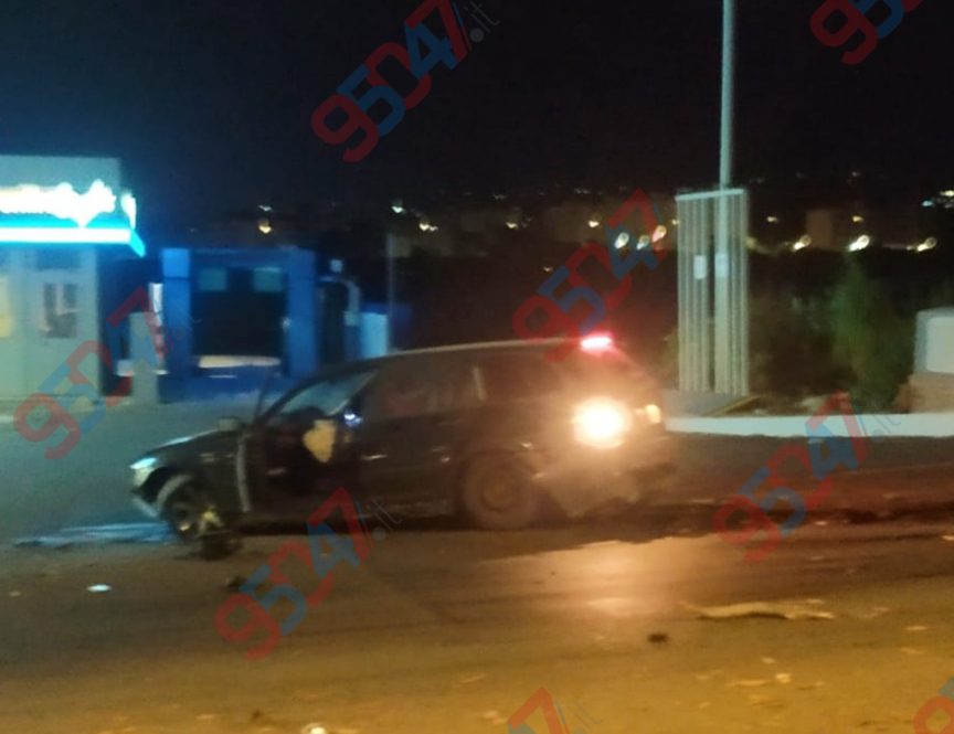 Alba di paura a Paternò: inseguimento della Polizia, auto vola sulla rotatoria e si distrugge. Due fermati, tre in fuga