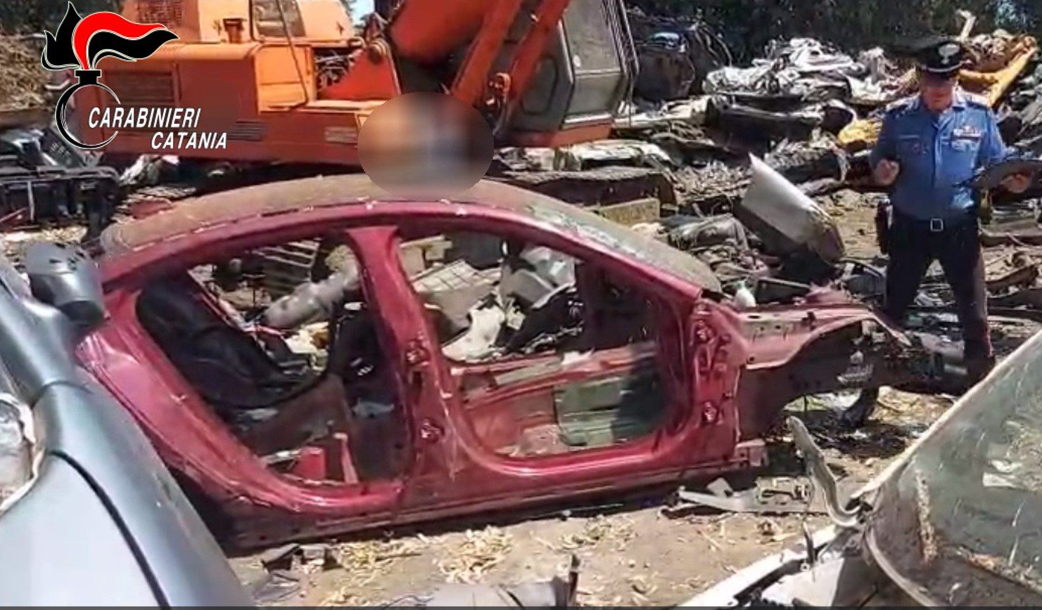 Scoperto ad Aci Sant’Antonio un centro di riciclaggio di ricambi d’auto da mezzi rubati