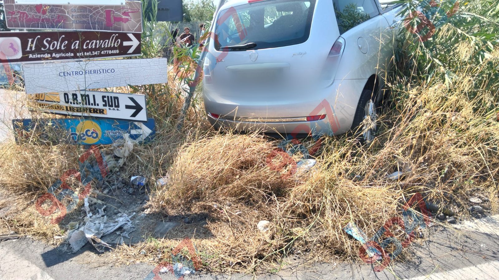 Paura a Belpasso: auto fuori strada questa mattina, tre ragazzi illesi per miracolo