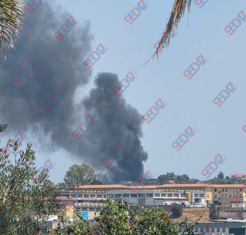 INCENDIO NEI PRESSI DELLA SUPERSTRADA 121 A PIANO TAVOLA: COINVOLTO CAPANNONE, ALTE FIAMME E FUMO VISIBILE A CHILOMETRI