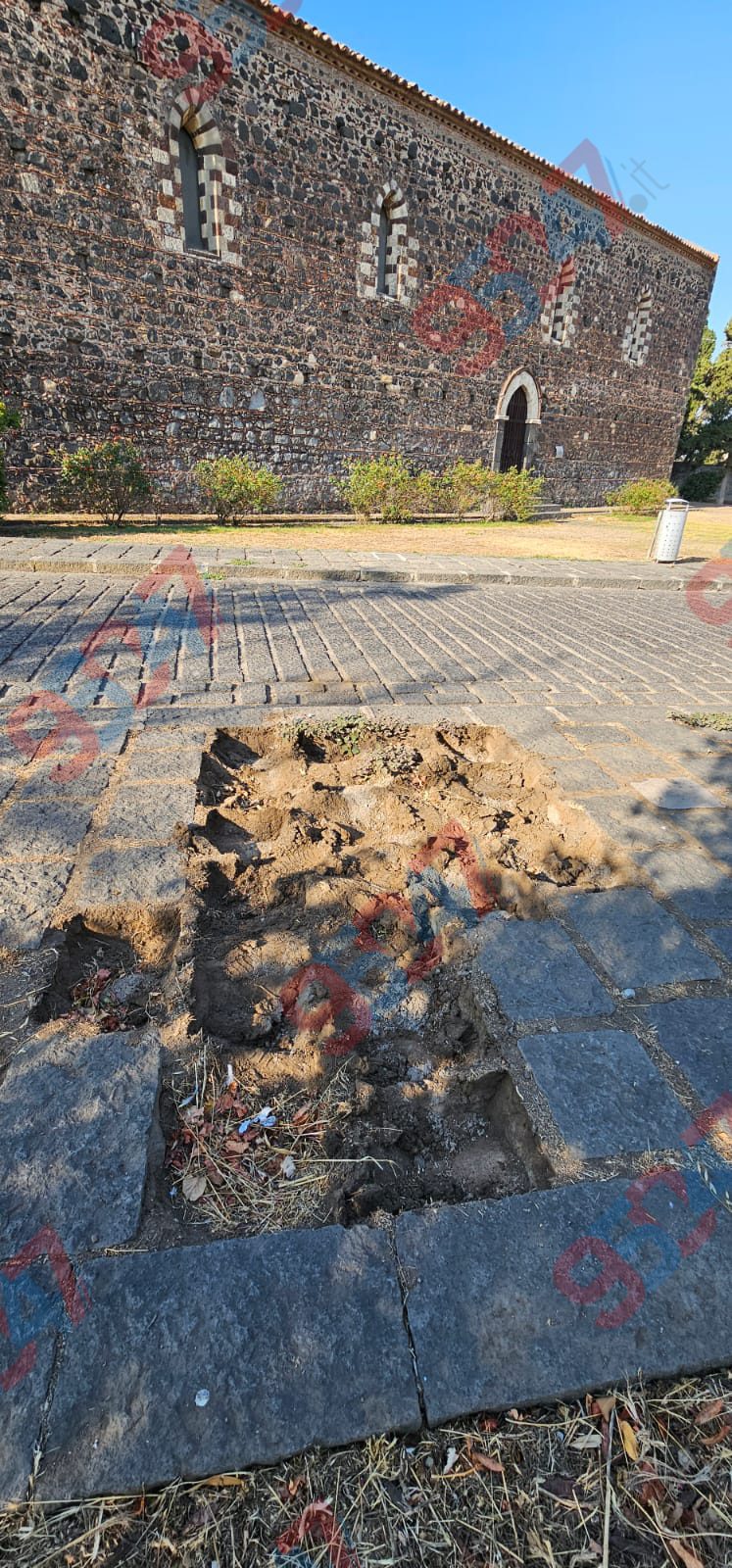 Paternò – Furti di pietra lavica davanti San Francesco alla Collina: “Ogni giorno sparisce un pezzo”