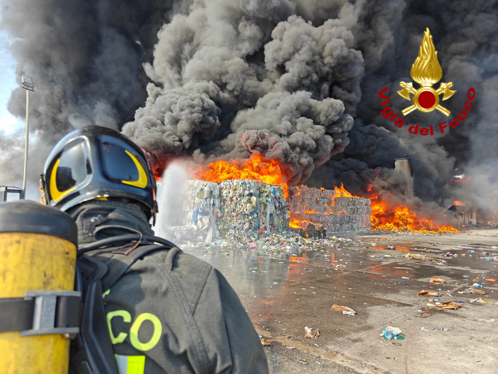 VASTO INCENDIO IN UN CAPANNONE NELLA ZONA INDUSTRIALE DI CATANIA, NUBE VISIBILE A CHILOMETRI DI DISTANZA