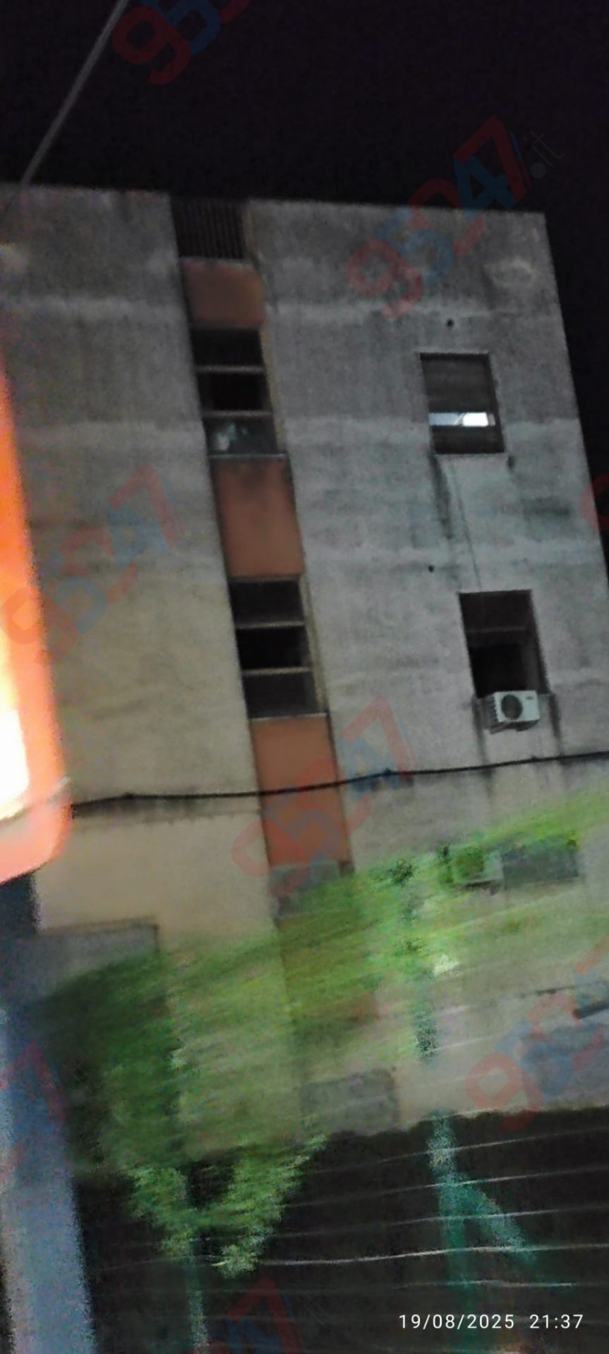 Paternò, degrado a Villa Moncada: extracomunitari dormono sulle panchine, rifiuti tra i viali e luci all’ex albergo Sicilia