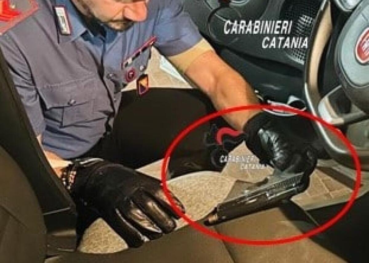 Catania, inseguimento nella notte: arrestati tre giovani, due sono di Misterbianco. A bordo trovata droga e un’arma a salve modificata - 