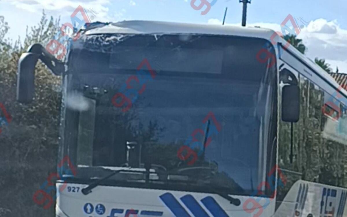 Paura a Palazzolo: Gancio di un camion centra autobus FCE, vetri in frantumi e tetto danneggiato - 