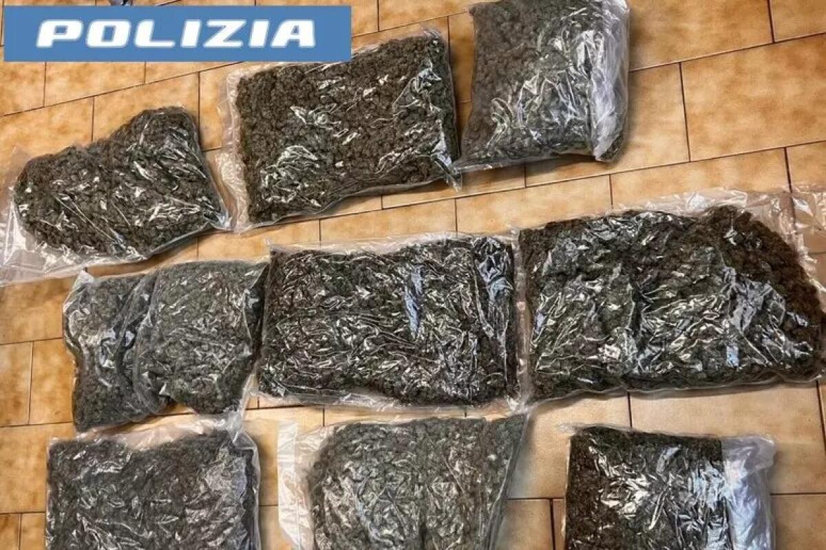Catania, tenta la fuga al posto di blocco: arrestato 41enne con quasi 10 chili di marijuana - 
