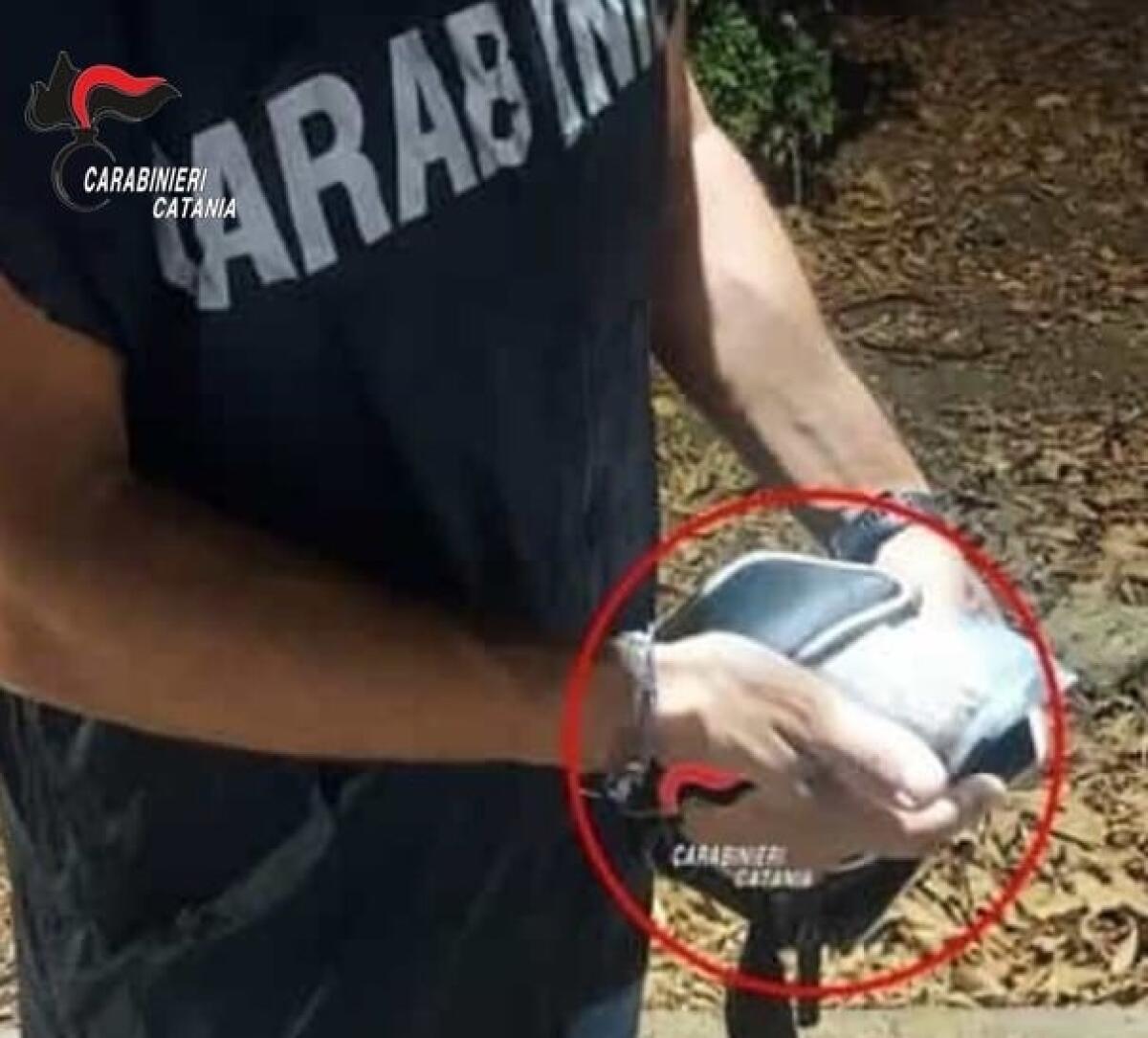 19enne di Misterbianco ai domiciliari beccato in un locale notturno con droga e oltre 2.700 euro - 