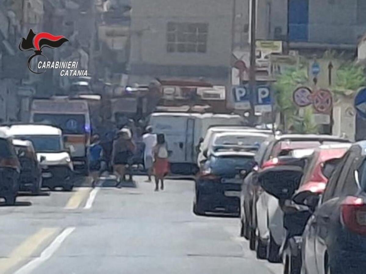 Tragedia sfiorata a Catania: auto in fiamme in autorimessa, due anziane disabili salvate da Carabinieri, vigile del fuoco e guardia giurata - 