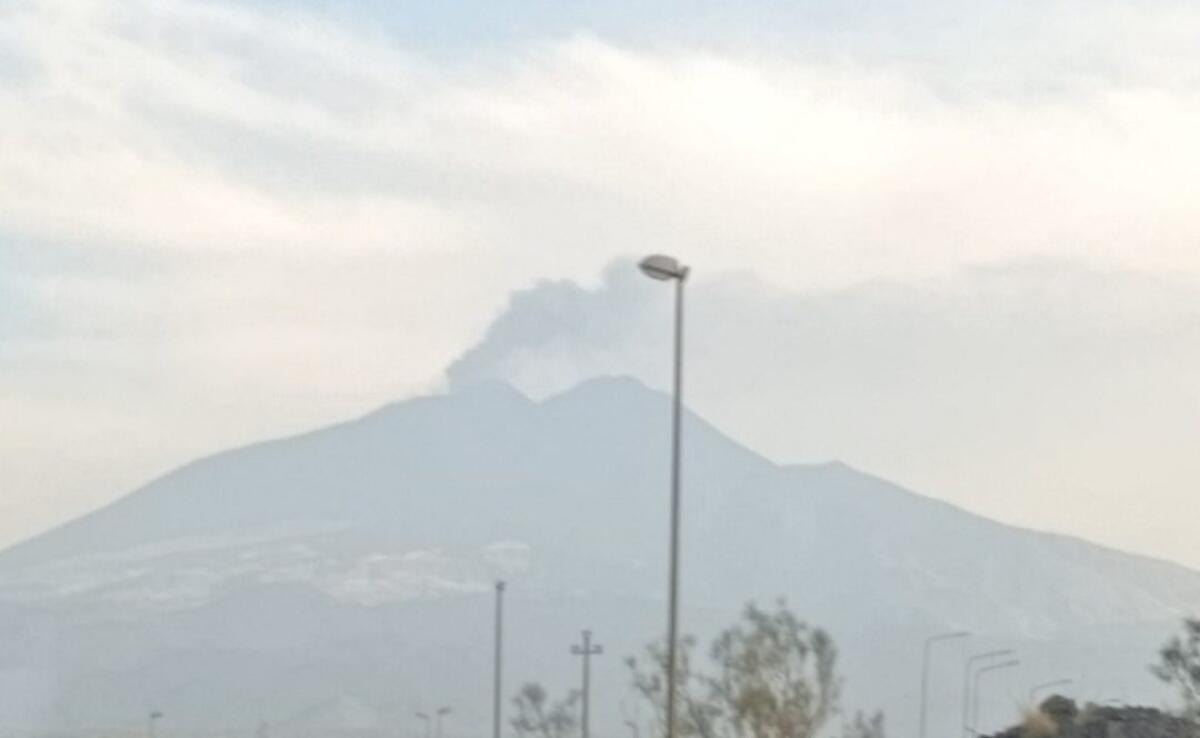 Etna, intensa attività esplosiva: innalzato a “arancione” il livello di allerta per l’aviazione - 