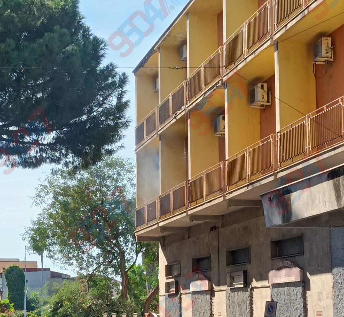 PATERNO’. SEGNALATO FUMO DALL’ALBERGO SICILIA, SEGNALAZIONE MA NESSUNA EMERGENZA. - 