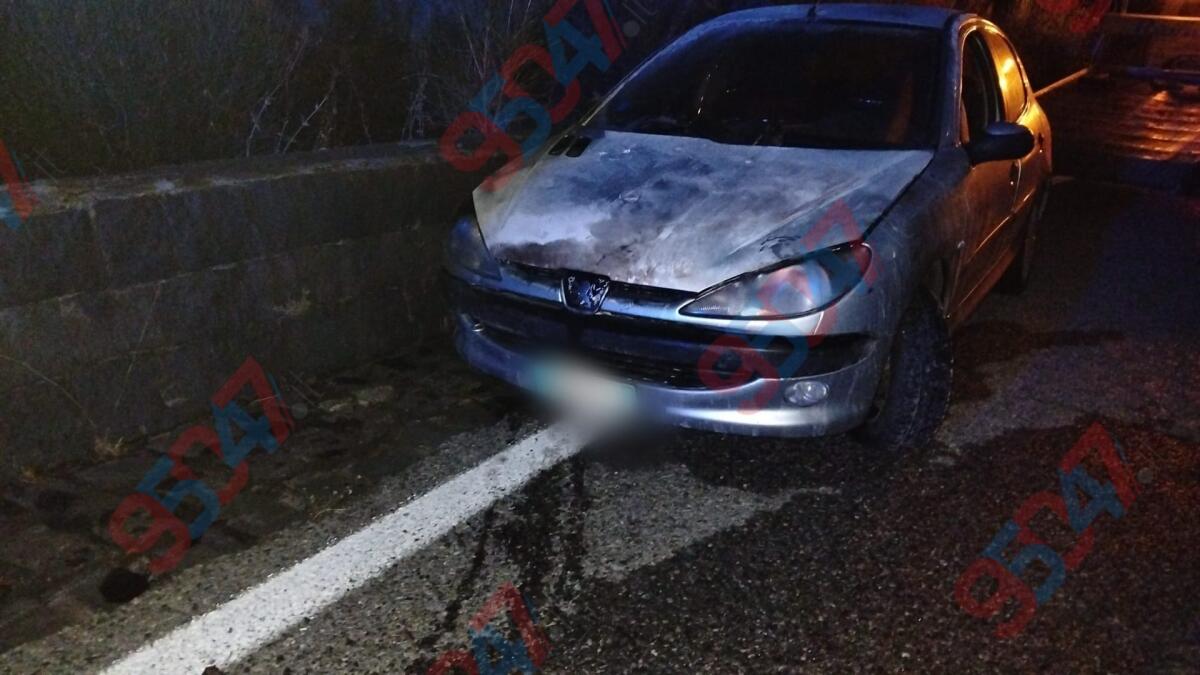 Auto in fiamme sulla SP92 per l’Etna, paura a Belpasso ma conducente illeso - 