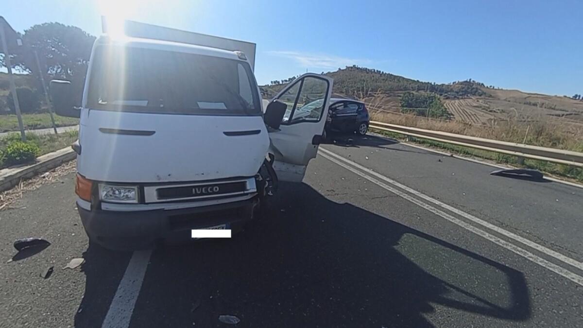 Incidente all’innesto con la Ss 417 Catania-Gela: due persone ferite nello scontro frontale - 