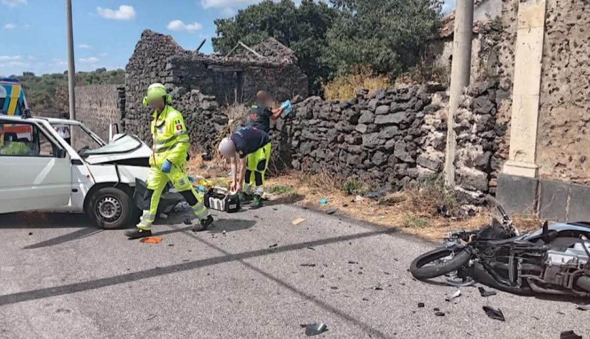 Tragedia a Belpasso: scontro tra auto ed uno scooter, muoiono un 16enne e un 81enne. Grave una donna - 