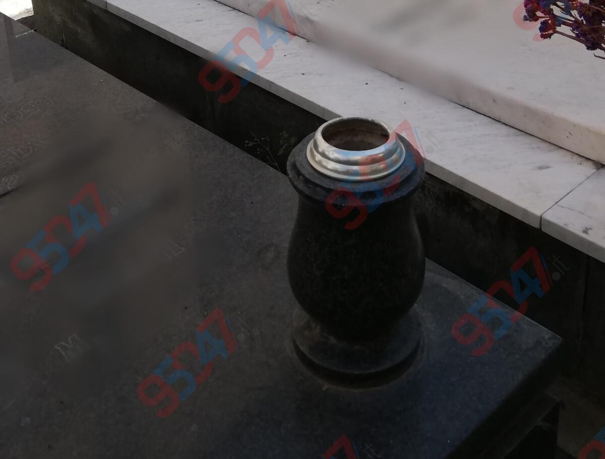 Paternò, lumini votivi spenti al Cimitero Monumentale: la denuncia di Carmelo Fallica, “Così si manca di rispetto ai nostri defunti” - 