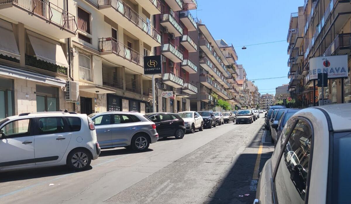 Strisce blu a Paternò, cittadino denuncia: “Pago l’abbonamento ma non trovo parcheggio. Soste selvagge e nessun controllo” - 
