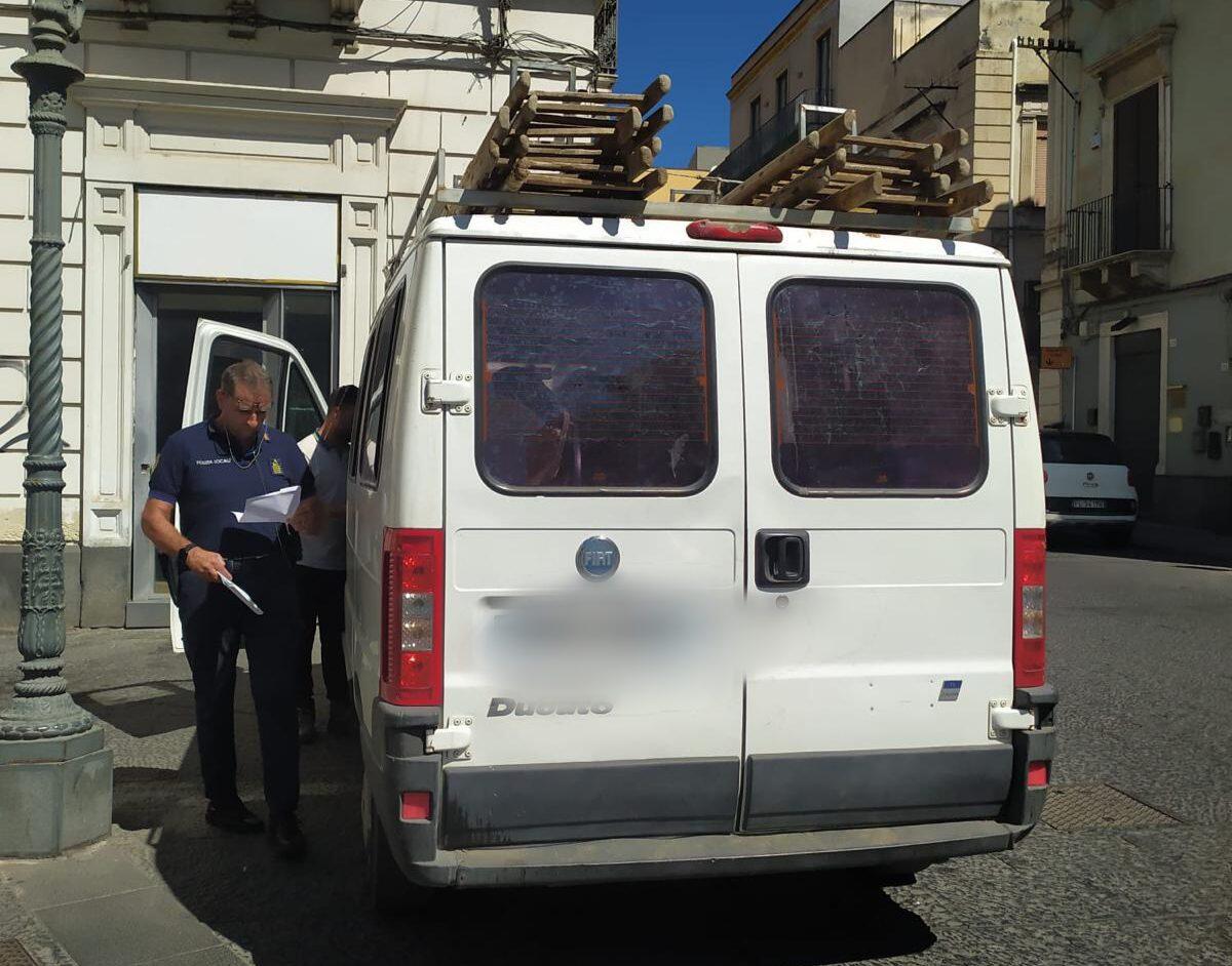 Sosta selvaggia a Paternò: oltre 40 verbali in due giorni, sequestrato un furgone - 
