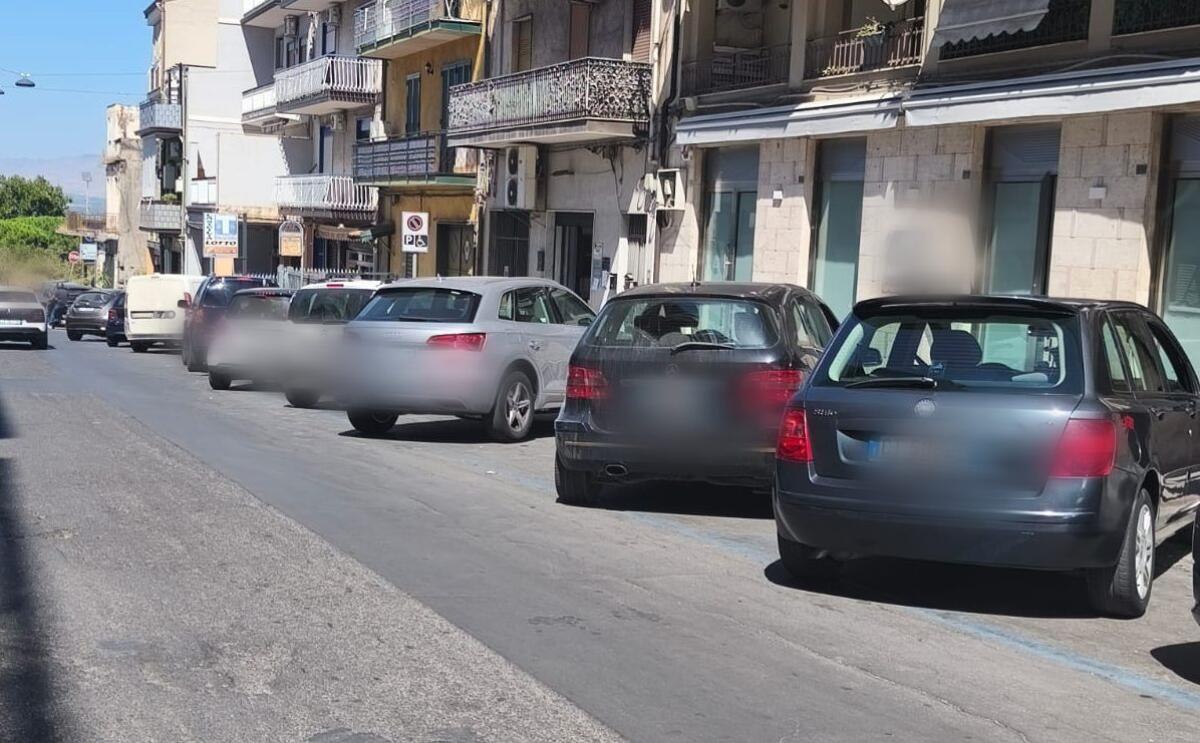 Paternò, segnalazioni sui parcheggi nelle strisce blu: “Abbonamento pagato ma impossibile sostare, controlli inesistenti” - 