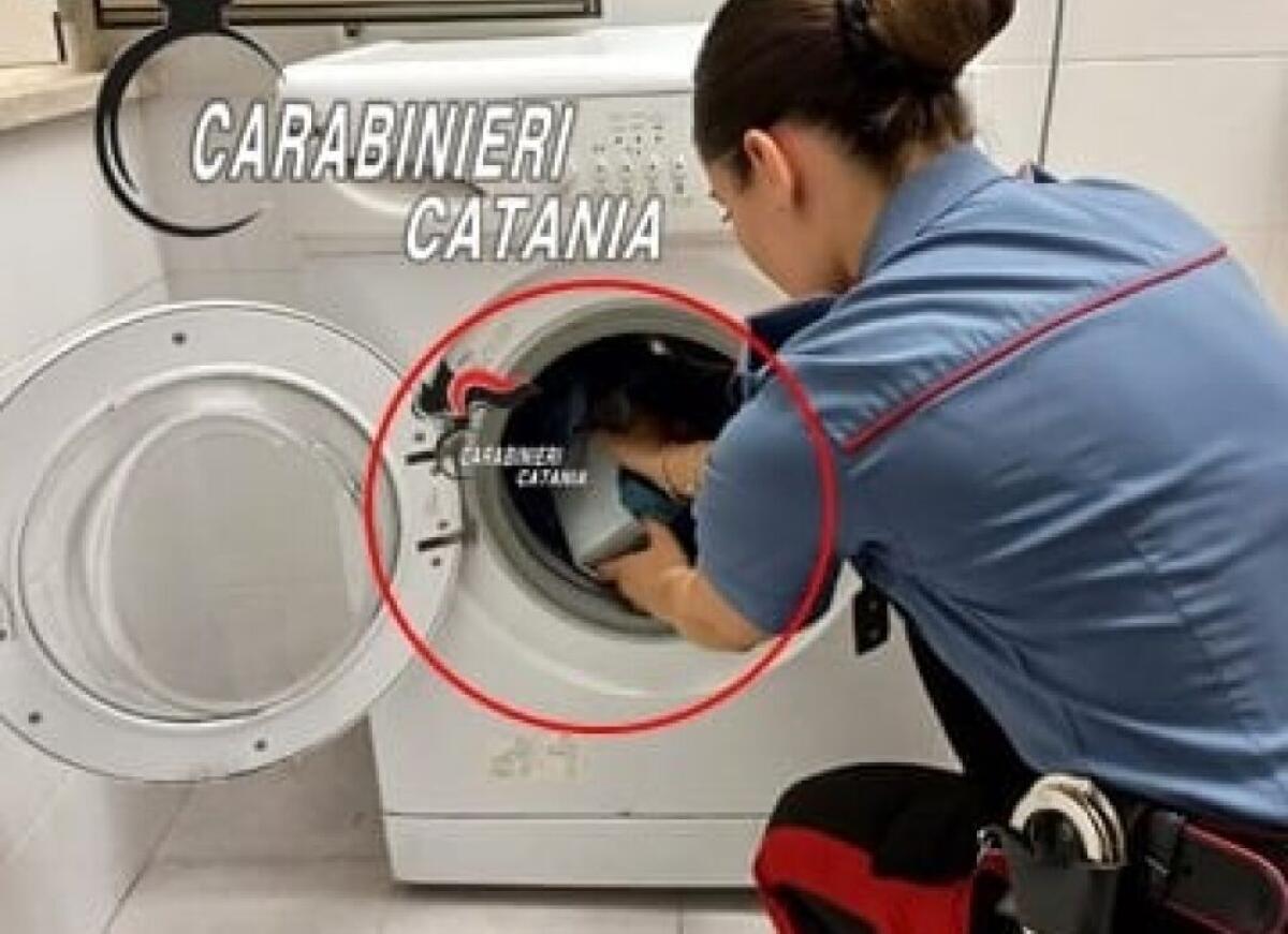 Giarre, 45enne arrestato con quasi un chilo di cocaina nascosto tra frigorifero e lavatrice - 