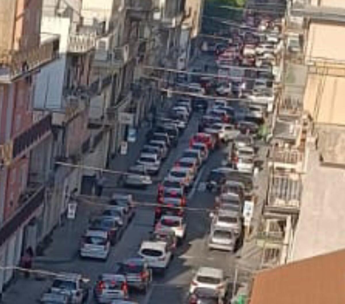 PATERNO'. Primo giorno di scuola, ingorgo davanti al Primo Circolo Didattico: traffico e disagi. - 