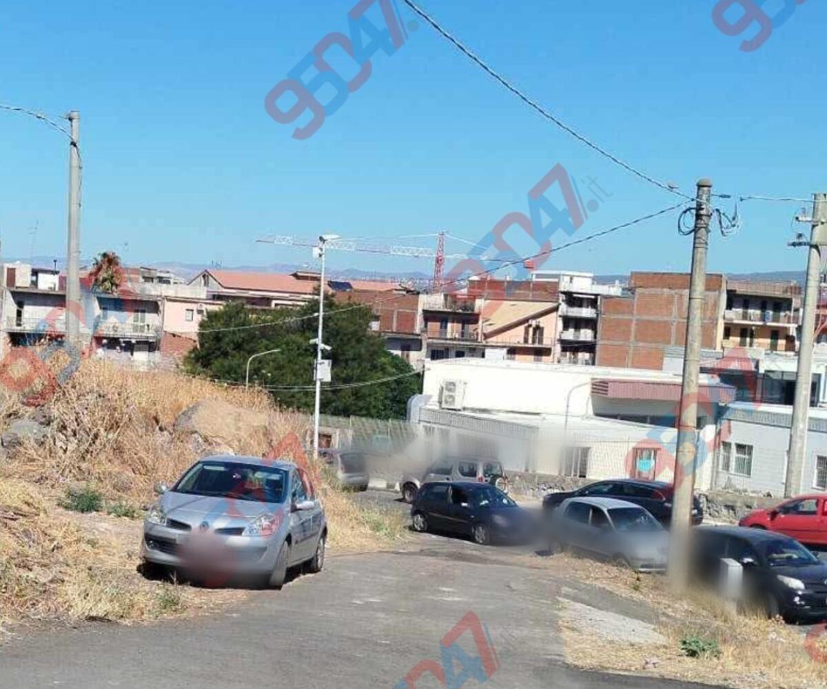 Paternò, sosta selvaggia davanti alla scuola GB Nicolosi: disagi per i residenti della zona Scala Vecchia - 