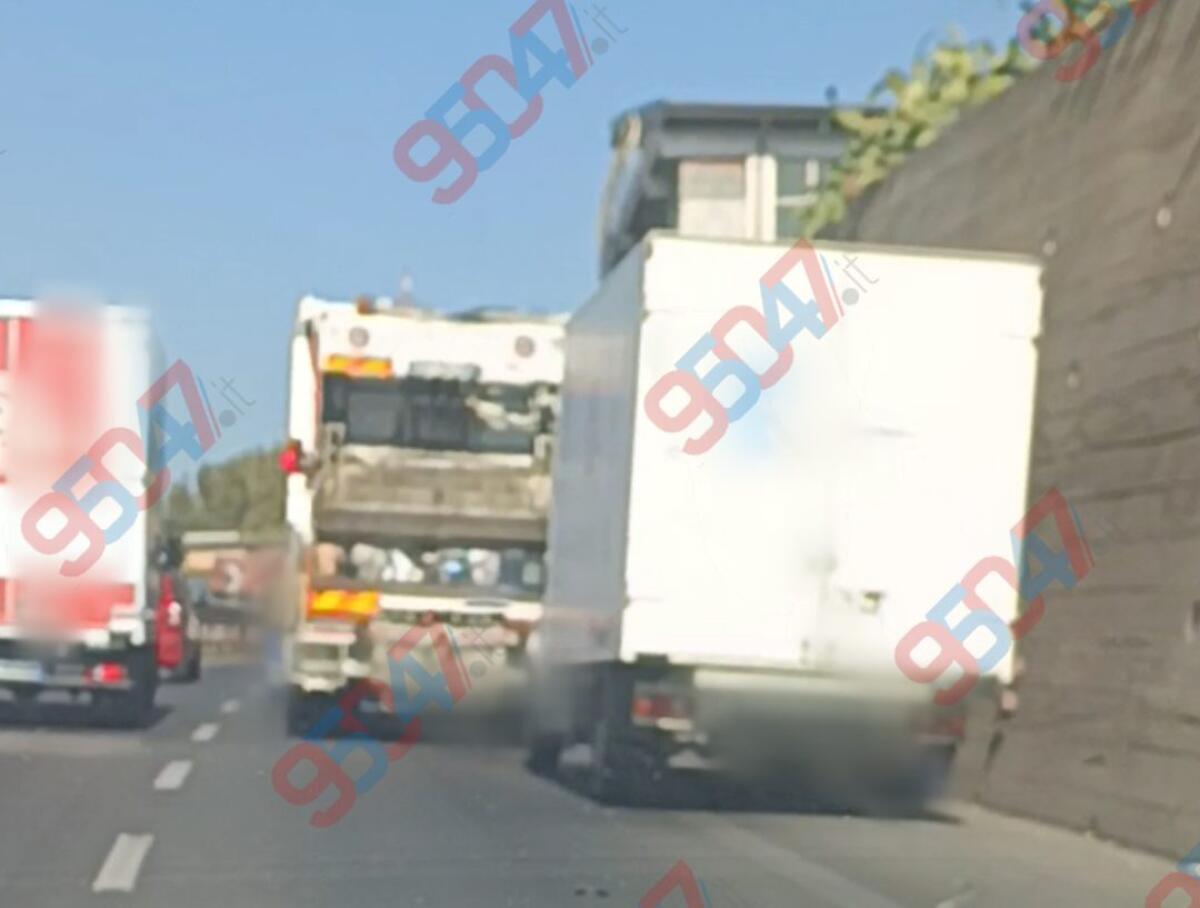 Avaria a un camion dei rifiuti sulla SS121: traffico in tilt in direzione Paternò - 