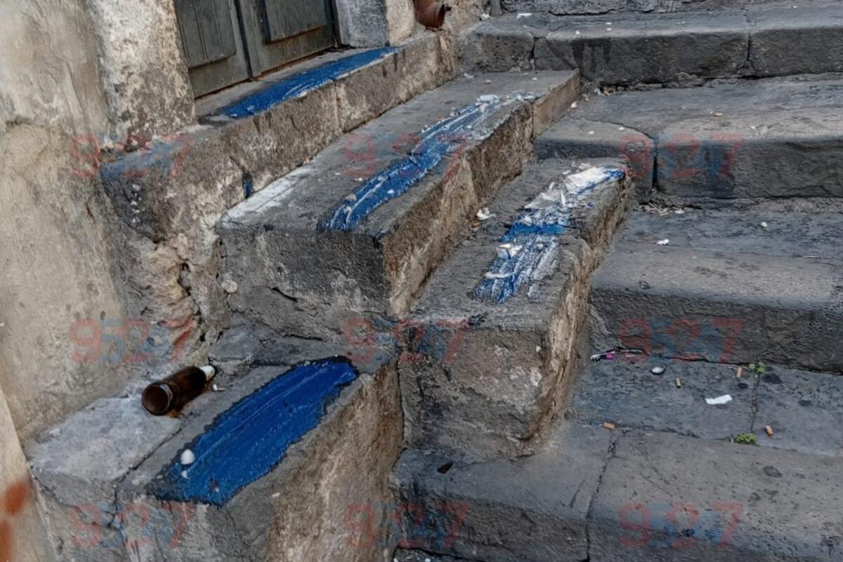 Paternò, gradini imbrattati di blu: ipotesi deterrente contro chi si siede nel centro storico - 