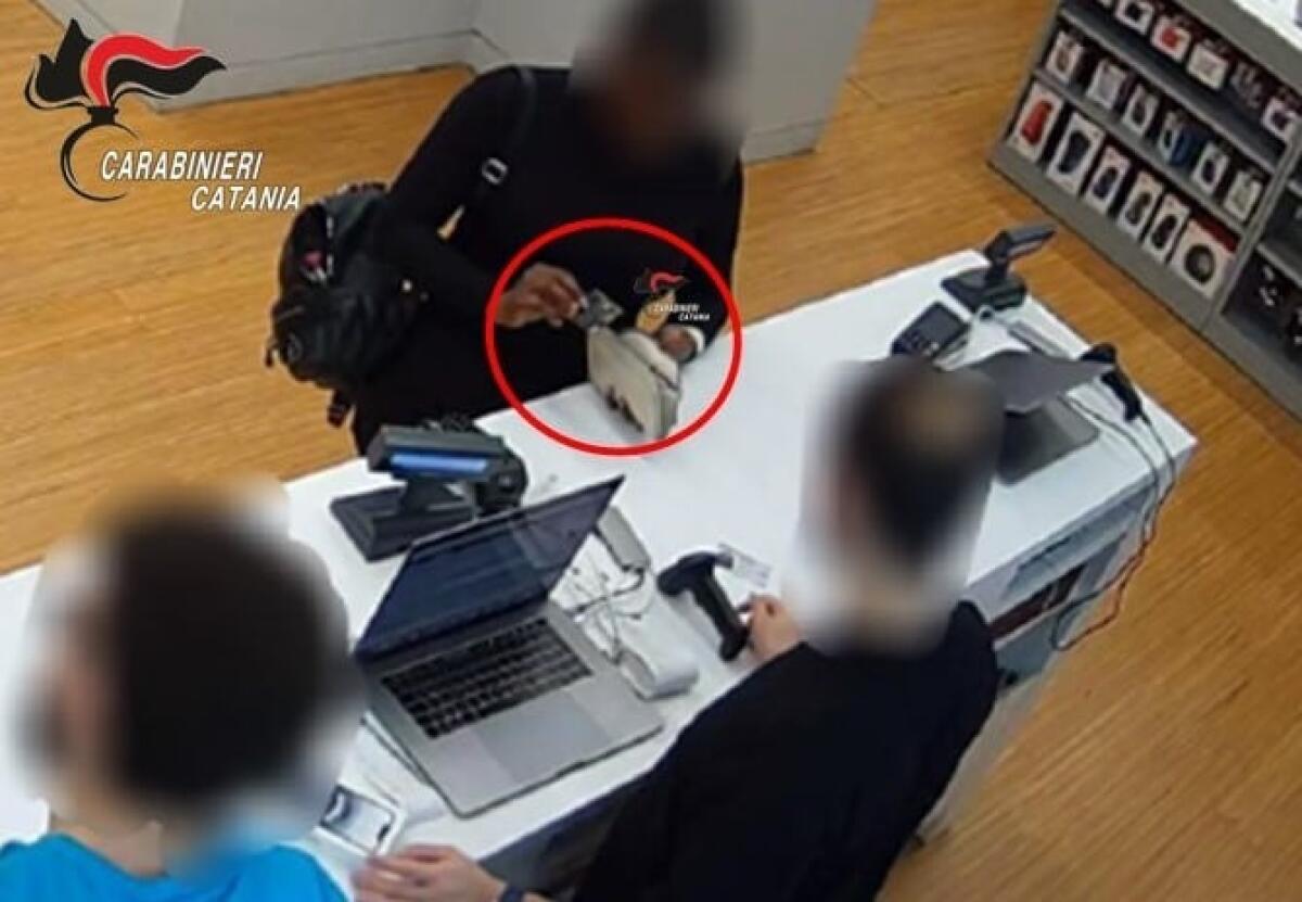 Catania, ruba bancomat a un 20enne e tenta acquisti per quasi 1.000 euro: denunciata 32enne - 