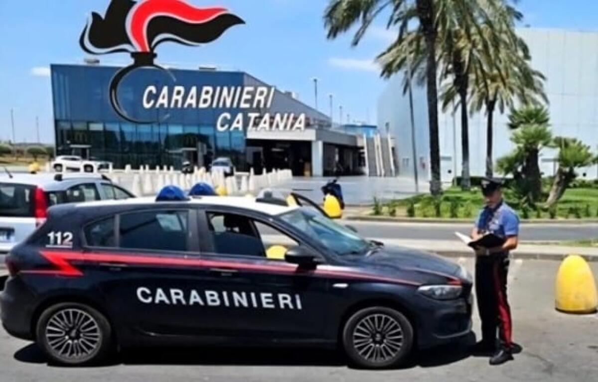 Belpasso, colti sul fatto al centro commerciale: due minorenni sorpresi a forzare uno scooter - 