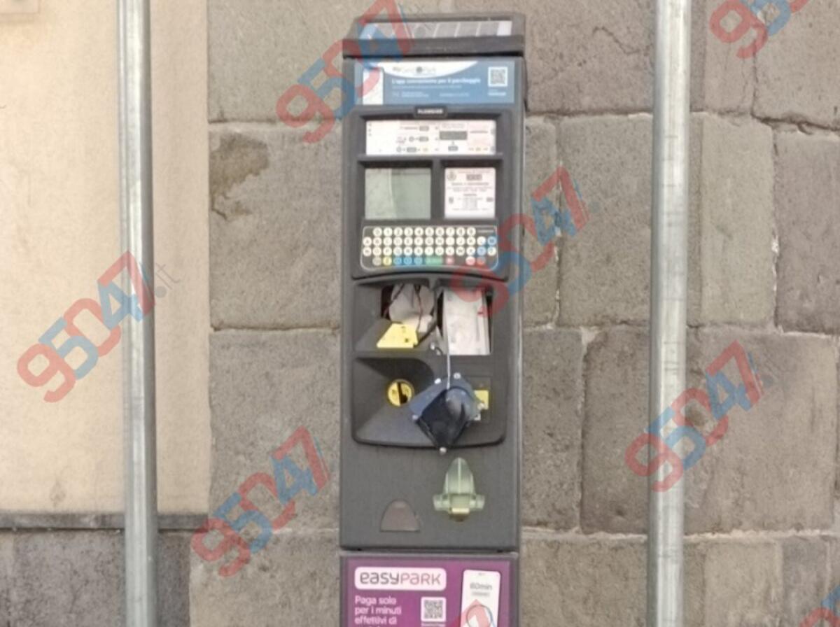 Vandali ancora in azione a Paternò: colpita una colonnina dei parcheggi in via Vittorio Emanuele - 