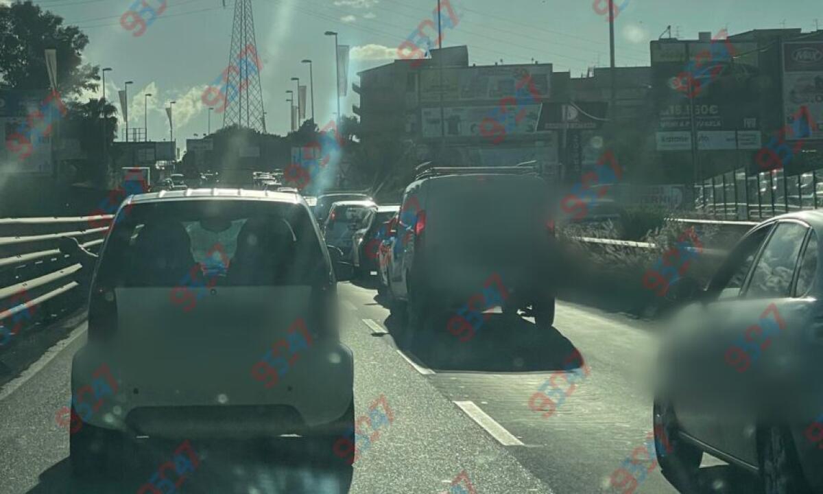 Paura sulla SS121: uomo a terra dopo un incidente, traffico in tilt - 