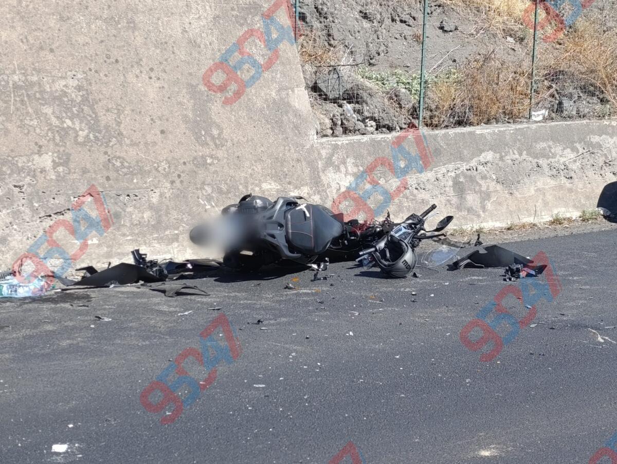 PATERNÒ. GRAVE INCIDENTE A SCHETTINO SCONTRO FRONTALE FURGONE MOTO, FERITO 17 ENNE - 