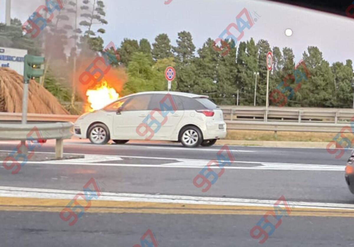 Auto in fiamme sull’autostrada nei pressi dello svincolo di Acireale: traffico in tilt - 